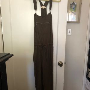 Super cute top overalls from vici
